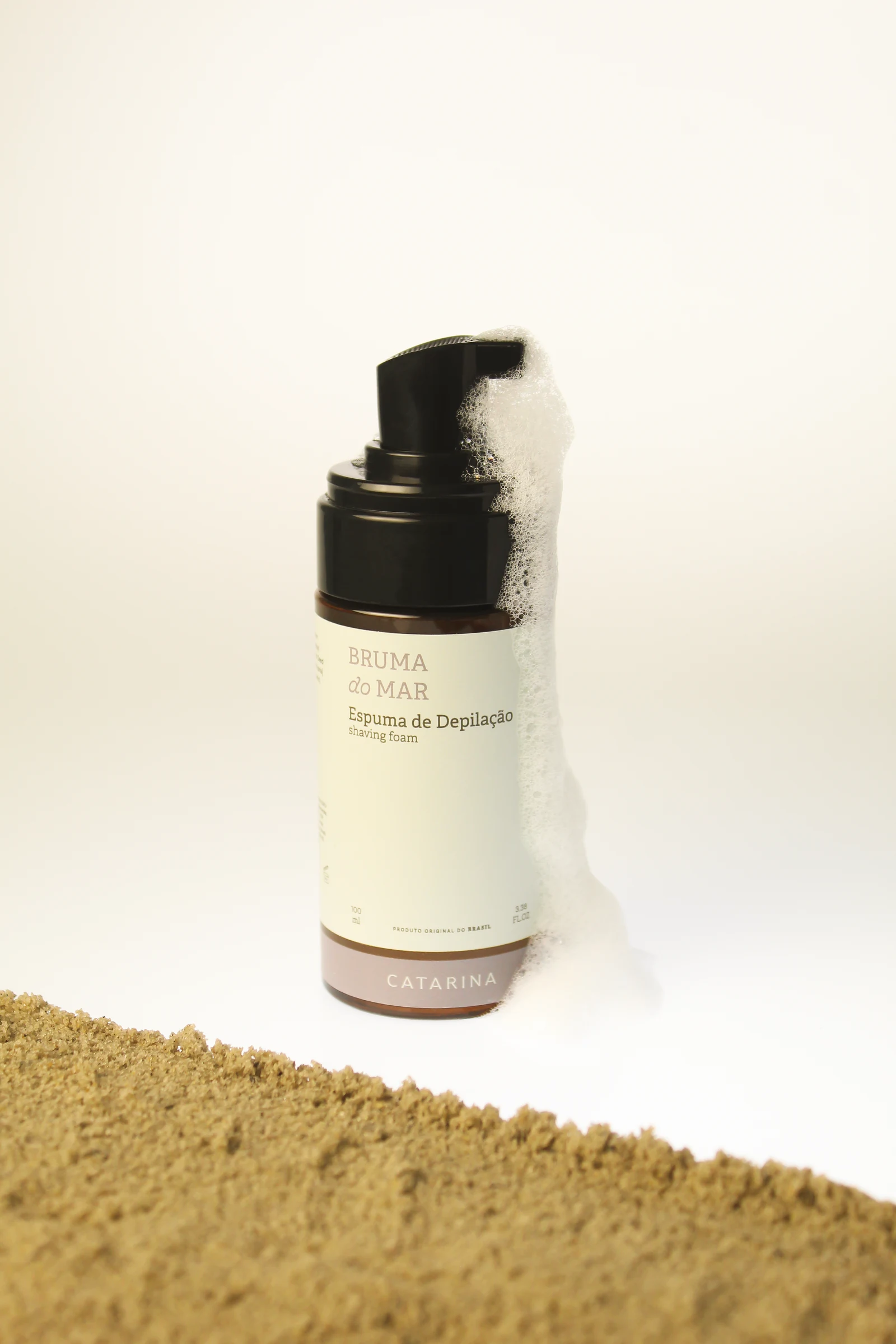 Ensaio autoral de produto com espuma e areia