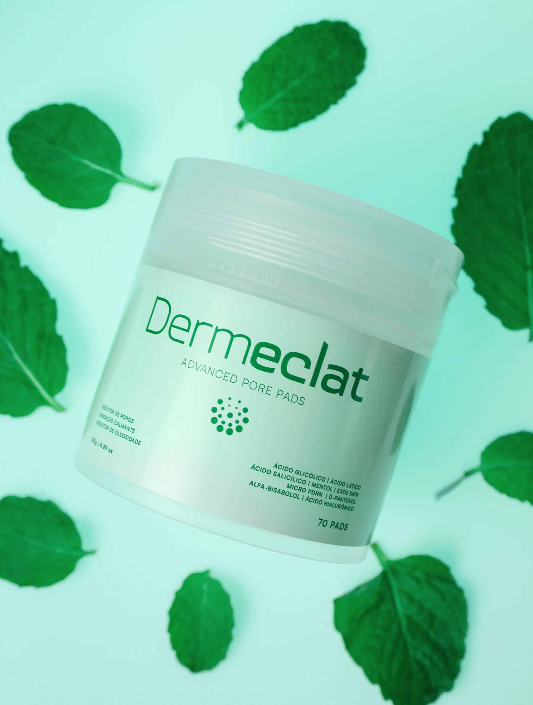Ensaio autoral de produto em composição verde com folhas