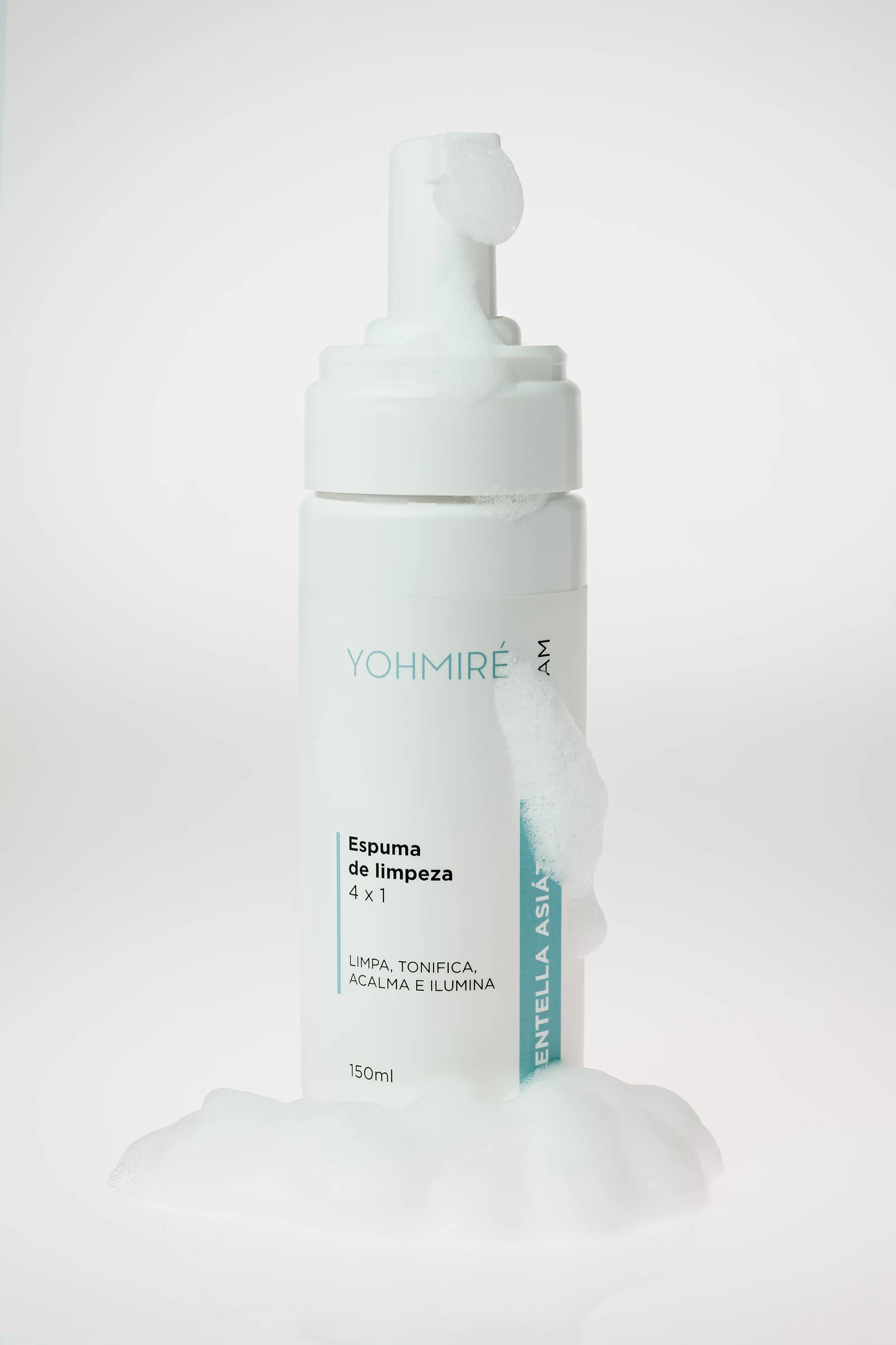Ensaio autoral de espuma de limpeza com textura sobre o frasco